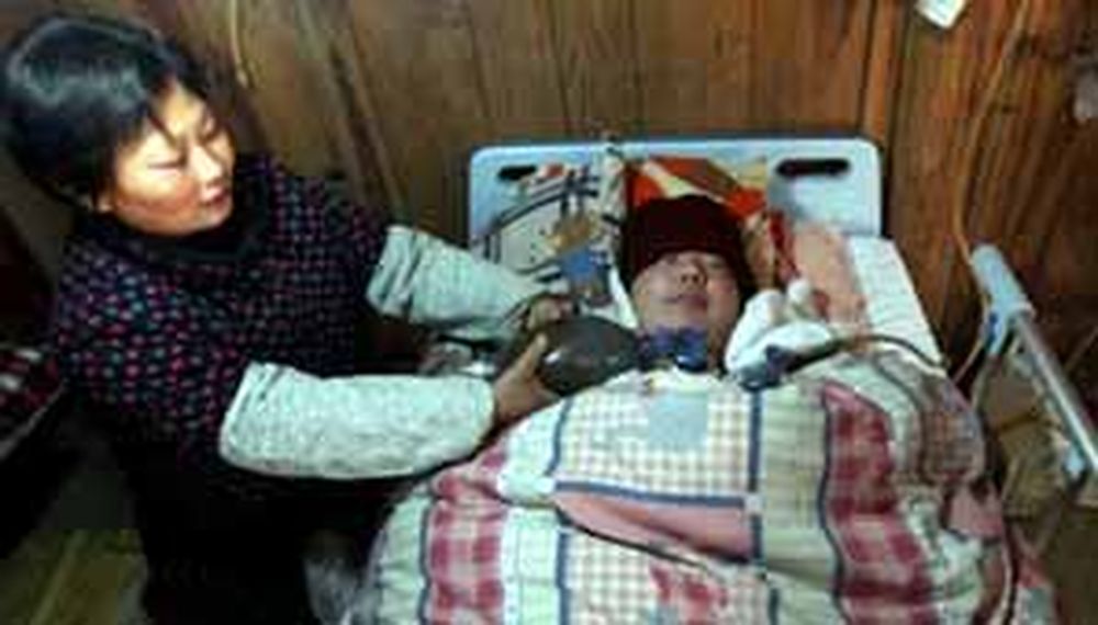 Un joven sobrevive gracias a un respirador accionado a mano