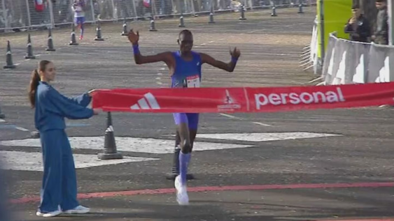 Bethwel Kibet Chumba cruzando la meta.