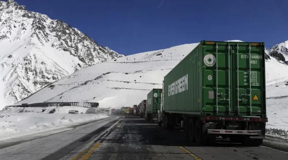 Un paro aduanero tiene 800 camiones varados en Mendoza