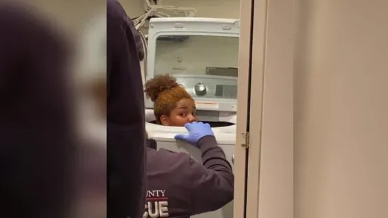 Jugaba a las escondidas y quedó atrapada en un lavarropas
