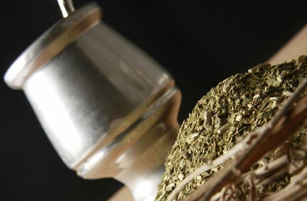 ¡A buen mate vas por yerba!