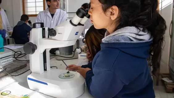 La mujer en la ciencia: con mayor presencia en distintos terrenos, queda el desafío de acercar el campo científico a las infancias sanjuaninas