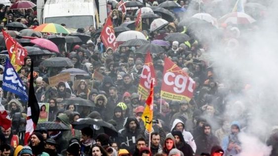 Grupos anarquistas cooptaron las masivas marchas contra la reforma jubilatoria en Francia
