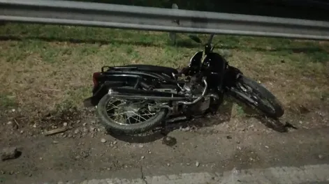 Motociclista subía a la Circunvalación en su moto, derrapó y cayó: sufrió politraumatismos