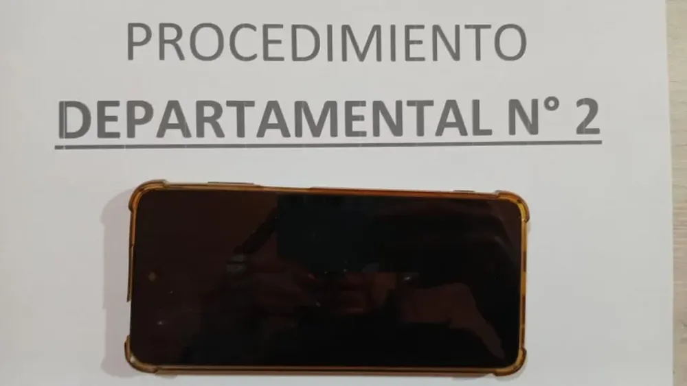 Atacó a una madre que iba con su hija para robarle un celular de gama media
