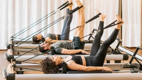 EL PILATES es una de las actividades físicas más practicadas en todo el mundo. La multifuncionalidad, la integración con otros conocimientos y la creatividad a la hora de aplicarlo son algunas de las claves que explican su alto grado de adherencia. 