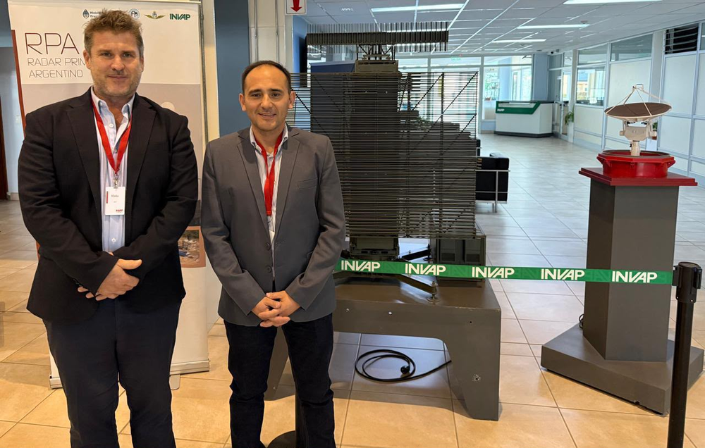 Lucas Estrada y Mat&iacute;as Garc&eacute;s, de EPSE, participaron de la visita a la empresa en Bariloche.