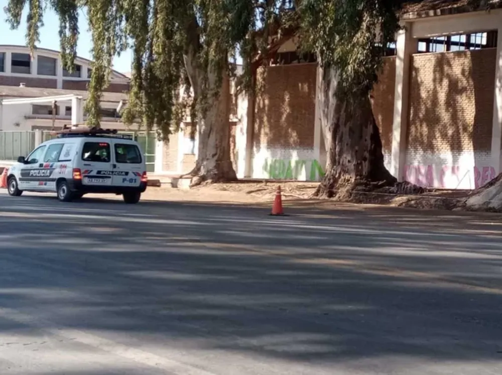 Hallan al casero de un boliche muerto en un baño y aún no descartan ninguna hipótesis