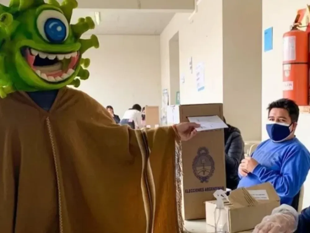 Insólito: votó vestido como el ‘bicho jujeño’