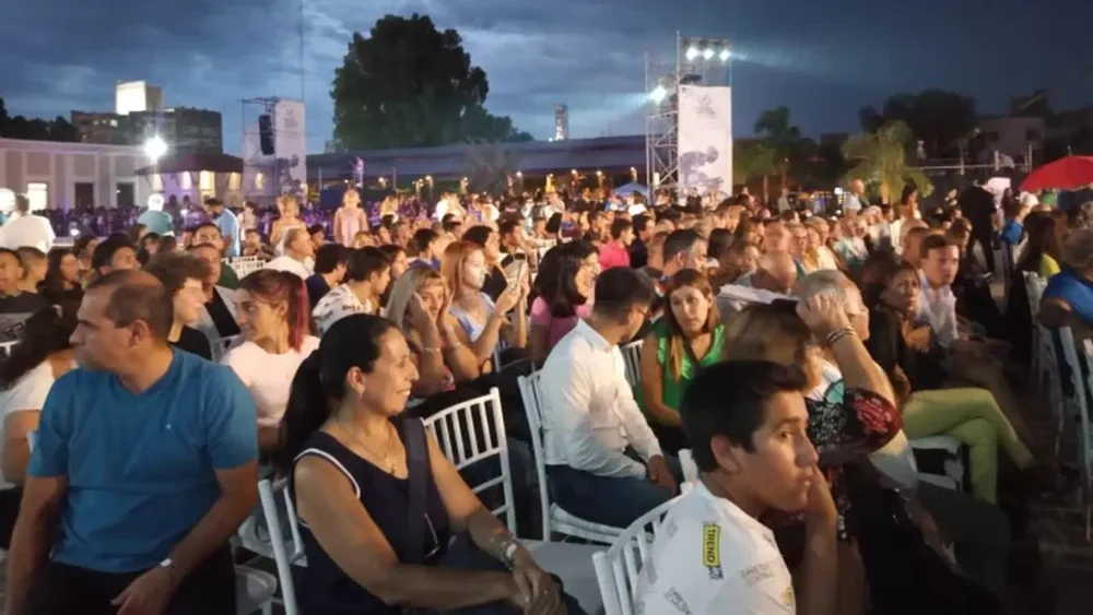 Los fanáticos le hicieron frente a la lluvia (hasta donde aguantaron)