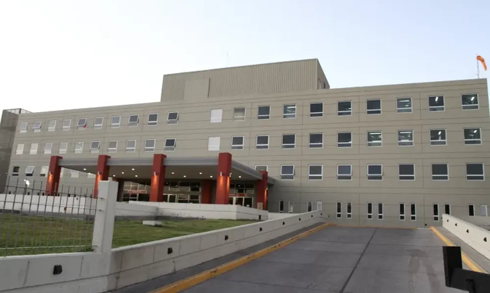 Médico con Covid-19: sin fiebre, lúcido y dando sus primeros pasos