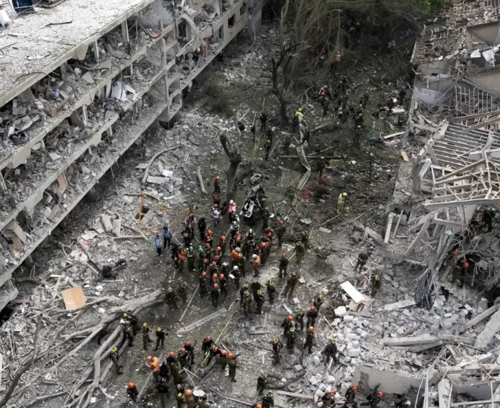 Destrucción. Los misiles iraníes penetraron el escudo de hierro israelí y provocaron mucho daño ayer en ese país.