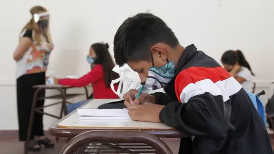 Educación, a contrarreloj para el primer regreso a las escuelas: el de los docentes