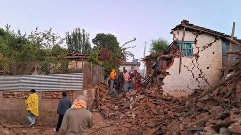 Más de 130 muertos por un sismo de magnitud 5,6 en Nepal