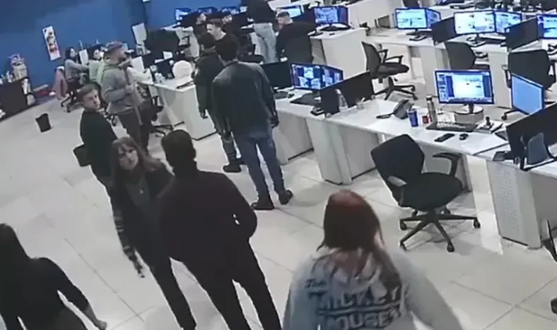 Amenazó con una maza a monitores porque quería identificar a un ladrón