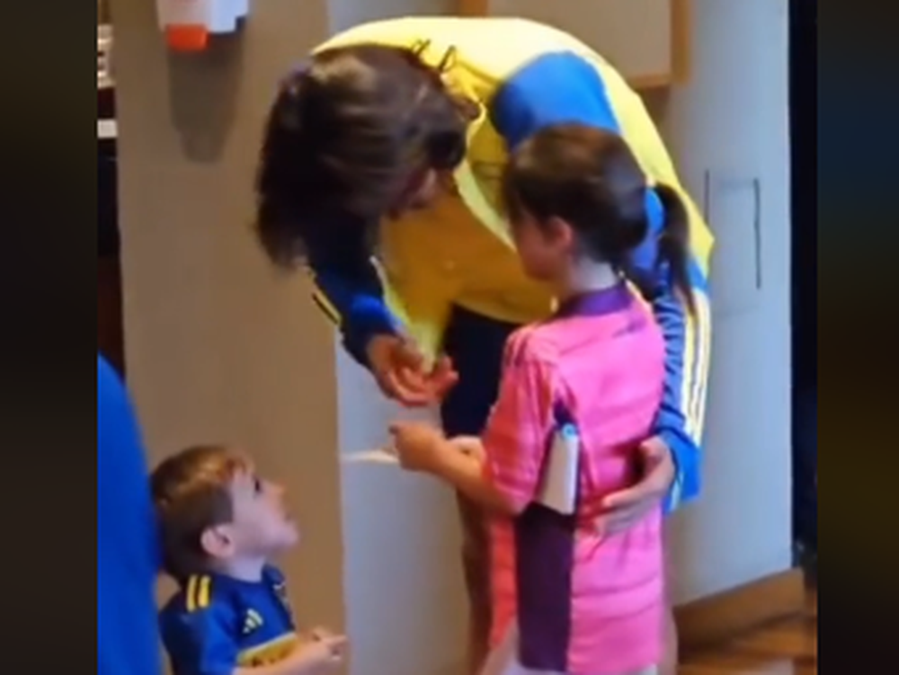 La tierna reacción de dos niños al ver a Edinson Cavani