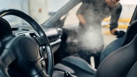 Cómo limpiar el interior del auto sin aspiradora ni trapo de microfibra