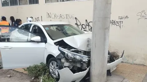 Toyota Corolla impacta contra una pared y un pilar tras choque con un Ford Focus en pleno centro