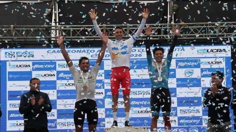 Nicolás Tivani en lo más alto del podio. El ciclista pocitano que compite en Europa sumó la estrellita que le faltaba a su exitosa carrera deportiva. FOTO Y VIDEO: PRENSA UCRA