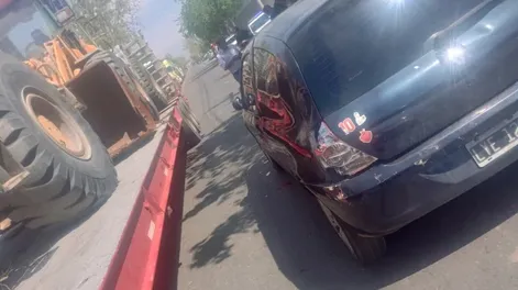 El motociclista intentó pasar a un auto violando la prohibición que imponía la doble línea amarilla. Encima, en sentido contrario circulaba un camión cargado con dos máquinas.