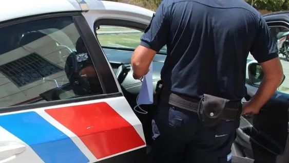 Amenazó con un cuchillo para robar un celular y lo atraparon gracias a los vecinos