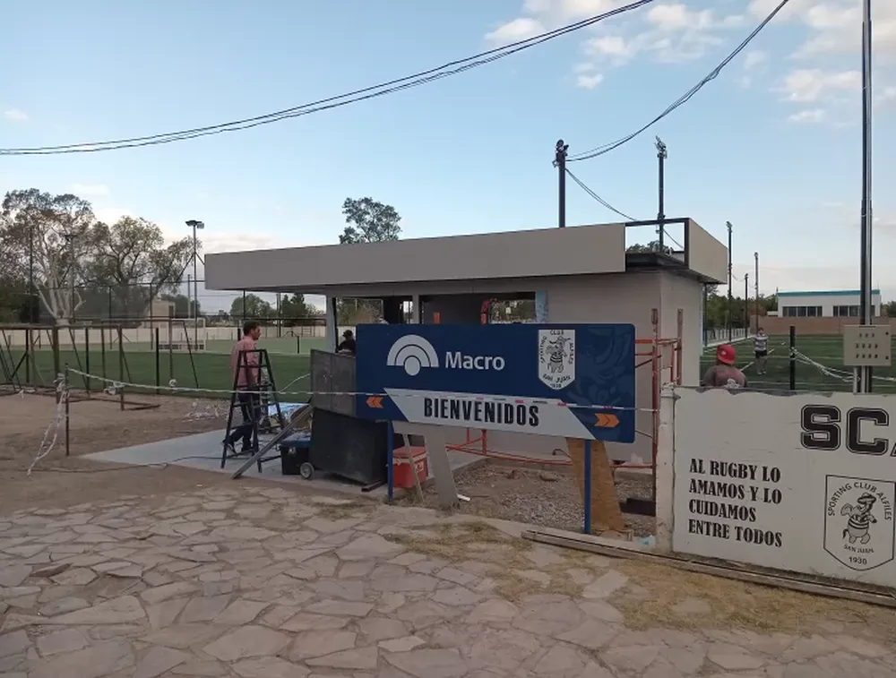Ultimando detalles. Los obreros encargados de las obras edilicias se encuentran finiquitando tareas, al fondo se ve la cancha de hockey césped y parte de las canchas de fútbol 5.