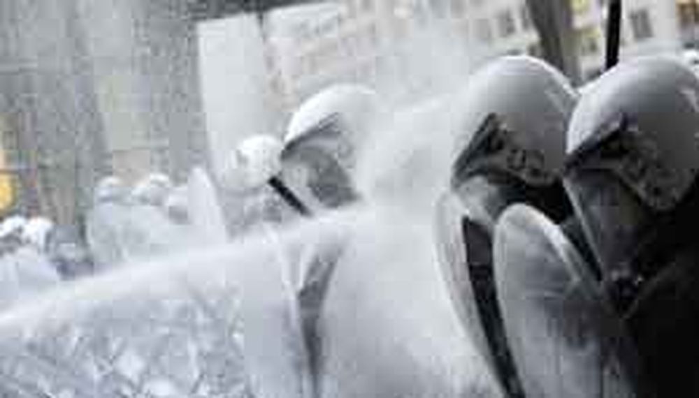 Productores protestaron con manguerazos de leche