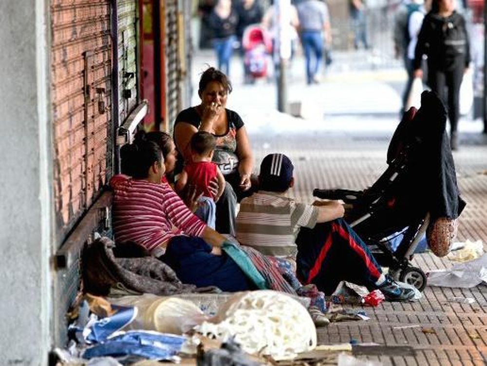 El Gobierno prepara bono de $49.500 en 3 cuotas a indigentes