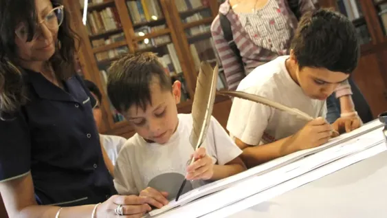 Unos 60 alumnos con discapacidad expusieron su viaje en el tiempo