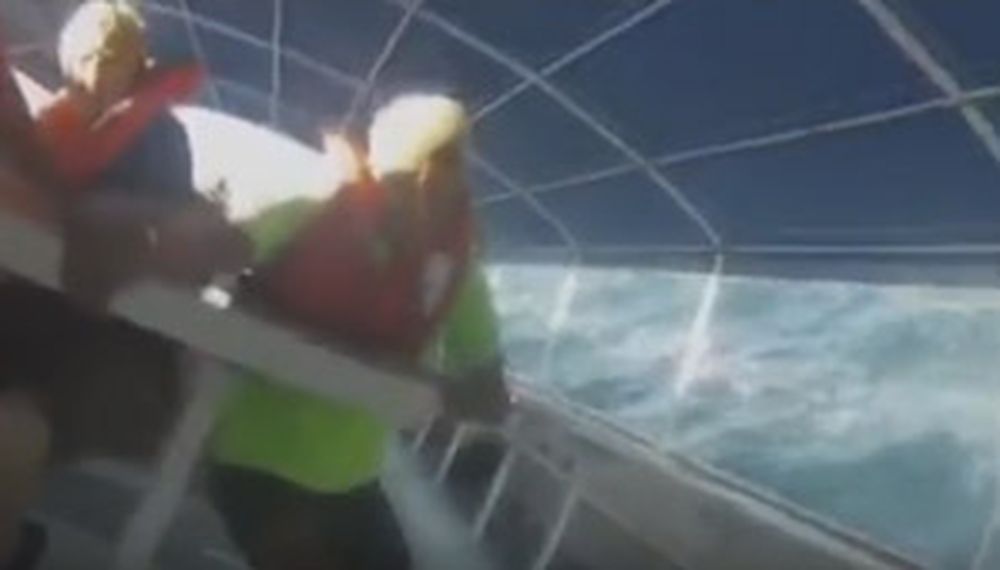 Video aterrador: un bote de turistas naufragó en Costa Rica