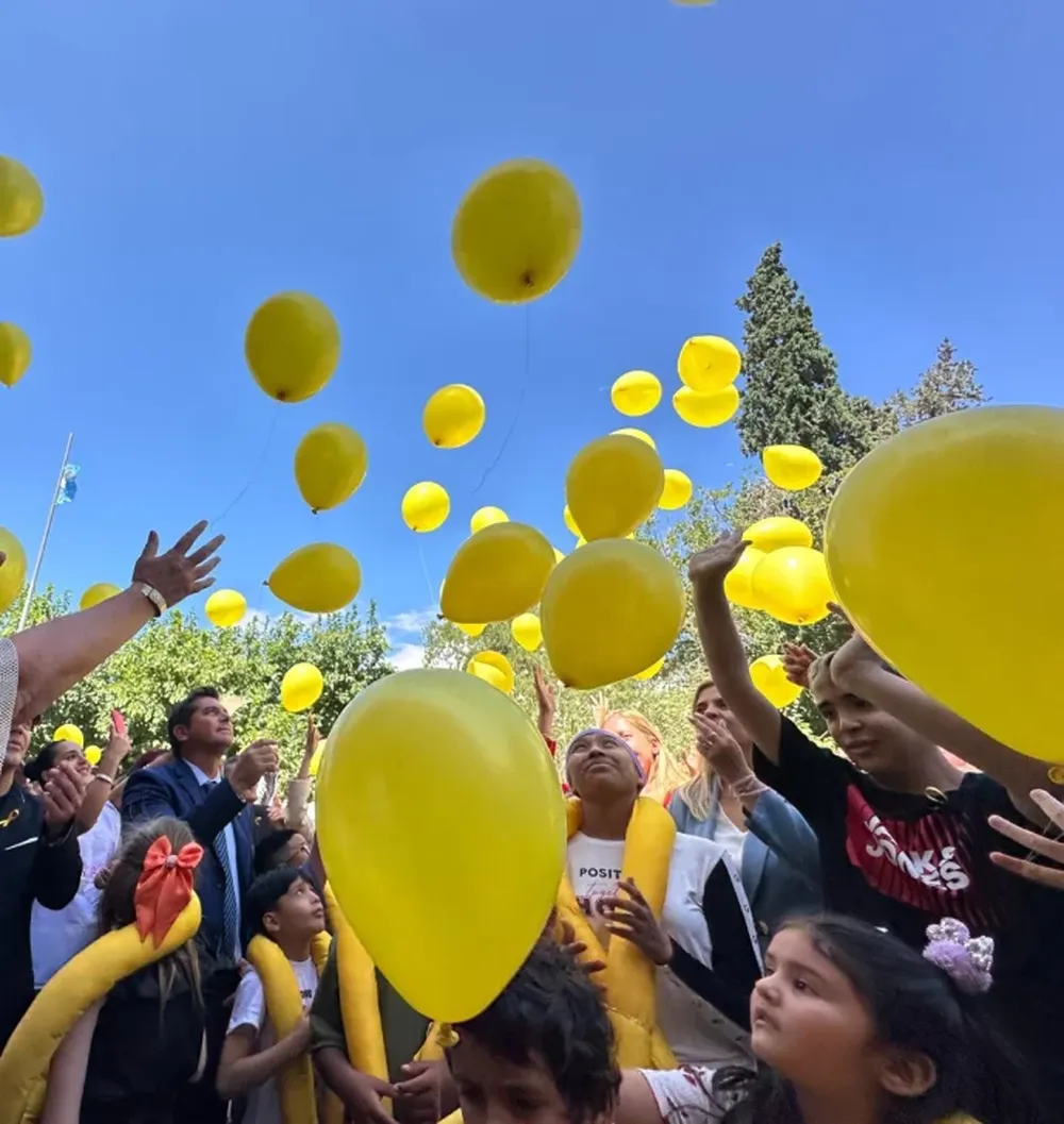 Entre la emoción y el recuerdo se realizó la tradicional suelta de globos amarillos en el Hospital Rawson