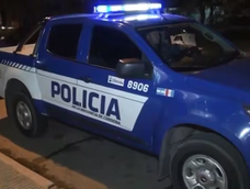 ladrones disfrazados de policias irrumpieron en una casa y escaparon con dinero
