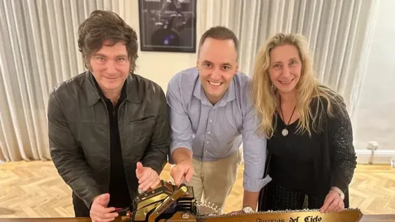 CON MOTOSIERRA PROPIA. Javier y Karina Milei apuestan todas sus fichas al vocero presidencial y candidato en la Ciudad, Manuel Adorni. La estrategia del achique de Estado se vuelve a poner a prueba, ahora en dominios de los Macri.