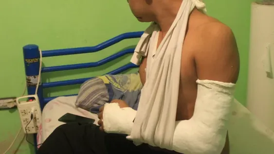 Por evitar otro robo al negocio familiar lo patoteron y le quebraron un brazo