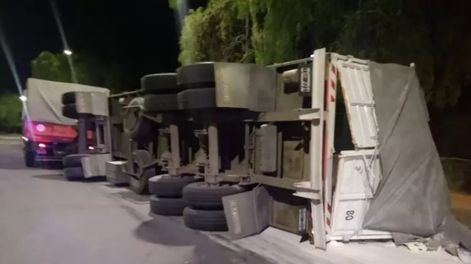 Camionero sanjuanino manejaba borracho y volcó con 800 bolsas de harina en el parque de Mendoza