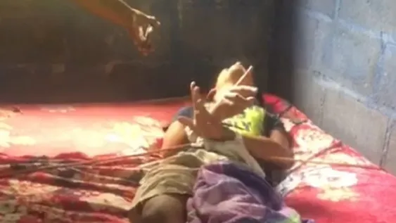 Vecinos dicen que un joven está poseído por jugar un videojuego: lo ataron y rezaron