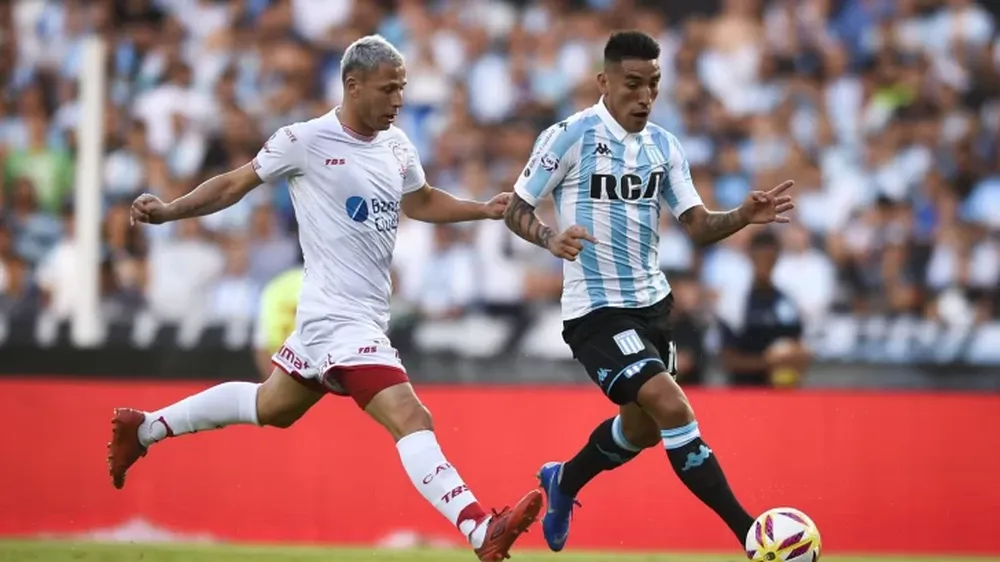 Racing derrotó a Huracán y sigue mandando en soledad