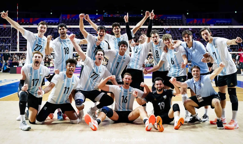 Argentina celebró en Chicago una trabajada victoria ante Canadá que le permite seguir luchando en la Liga de Naciones. (Foto: @volleyballworld)