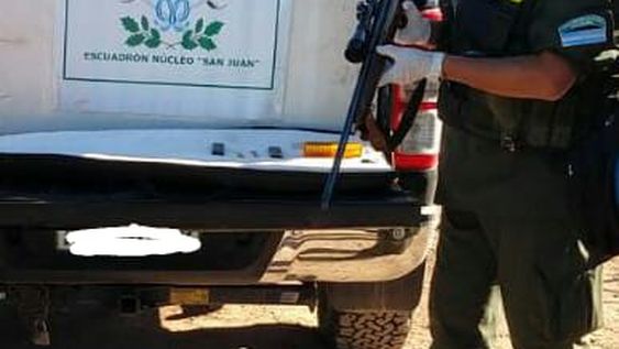 Cae un hombre que circulaba en una camioneta con una carabina