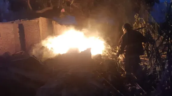 Oyó una explosión y al salir vio un incendio en el fondo de su casa: perdió una precaria construcción