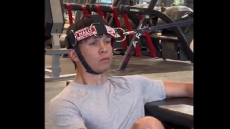 El impactante entrenamiento de un piloto de Fórmula 1: soportó 80 kilos sobre su cuello