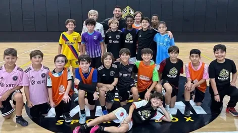 Messi acompañó a su hijo a un cumpleaños y posó con la camiseta de un histórico rival