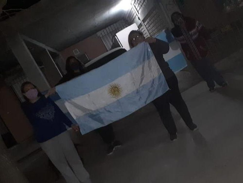 Aplausos y bocinazos: un barrio caucetero  bloqueado reconoce a trabajadores esenciales