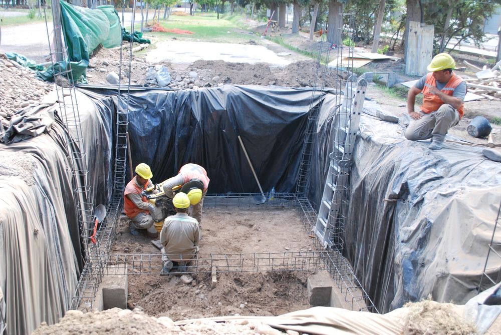 La construcción de las bases para los nuevos tanques de agua que instalará la UCCuyo avanza en tiempo y forma.