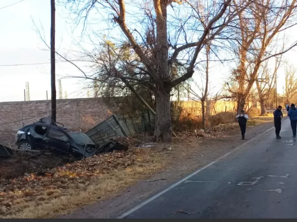 Tragedia: murieron dos hombres tras chocar contra un poste de telefonía