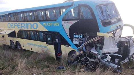 Un muerto tras un choque entre un micro de larga distancia, una camioneta y un auto en la ruta 3