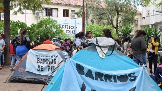 Antes del paro de la CGT, piqueteros acampan frente a la Quinta de Olivos