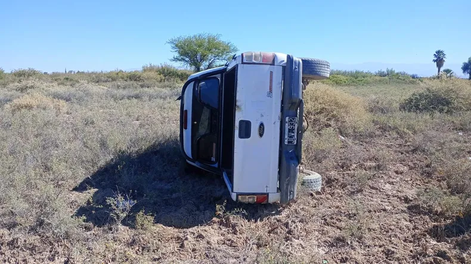La camioneta Ford Ranger que volcó en Angaco.