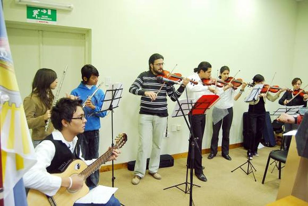 Rawson: Entregan instrumentos musicales