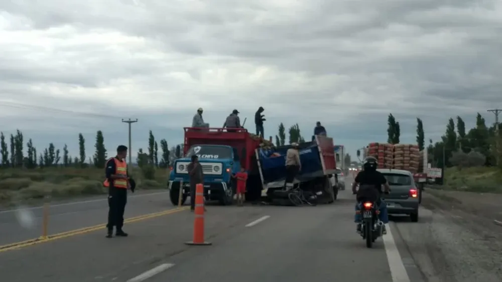 Caos en Ruta 40: un camión se rompió y tuvieron que trasladarle la carga de uva